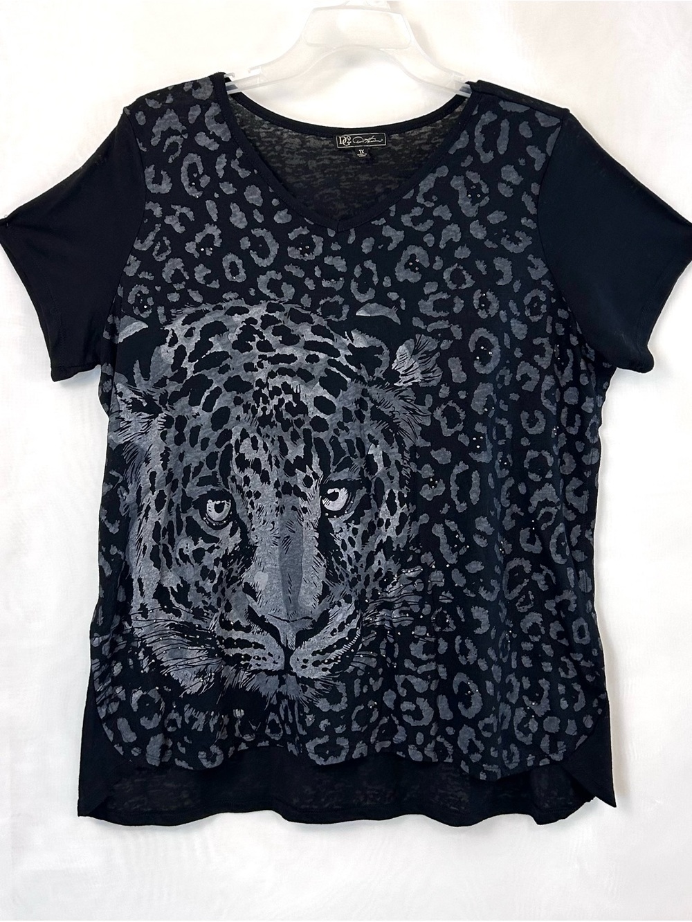 DG2 Women's Black Leopard Print V-Neck Rhinestone Detailed Top / 1X